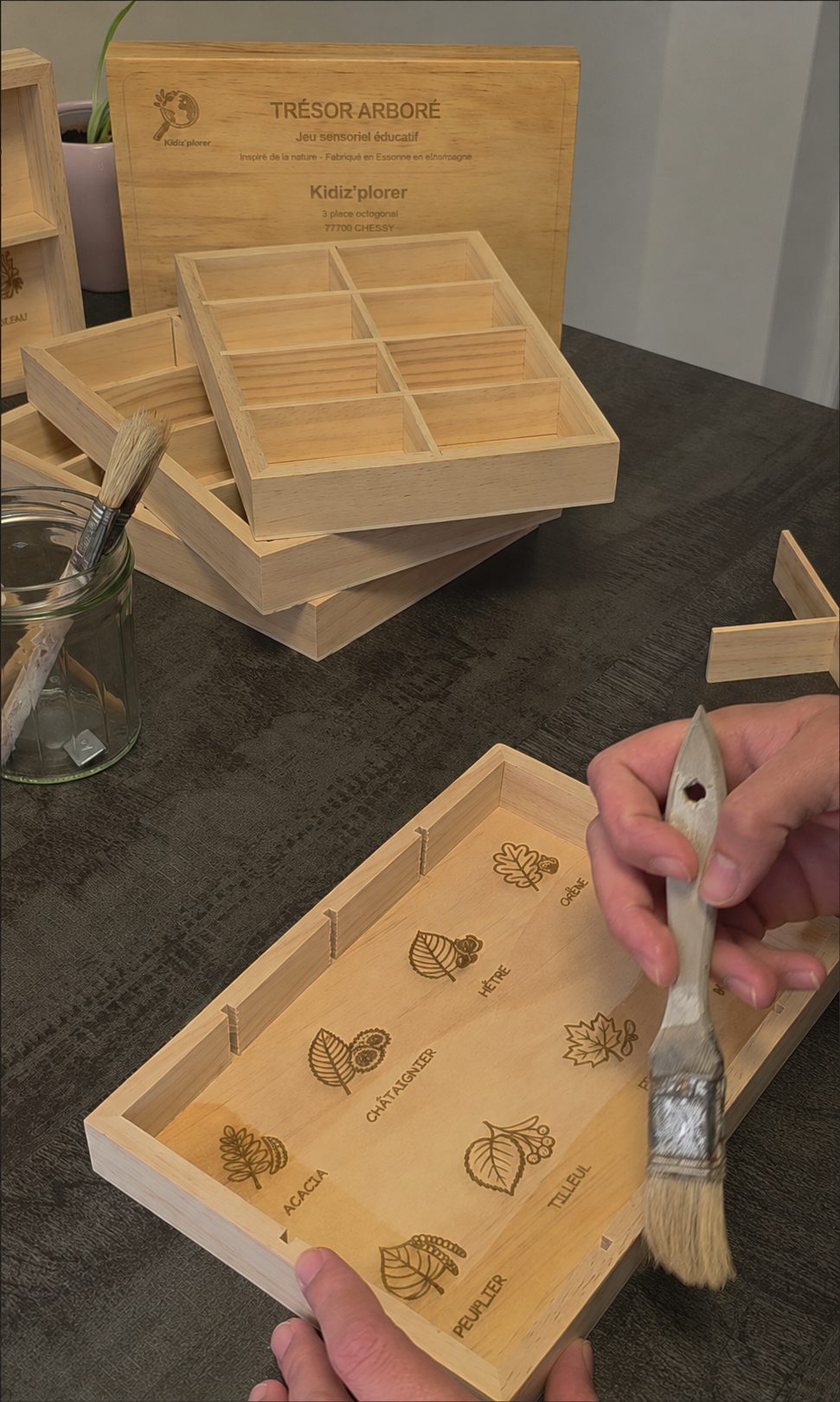 Je prépare chaque boîte dans notre atelier en France