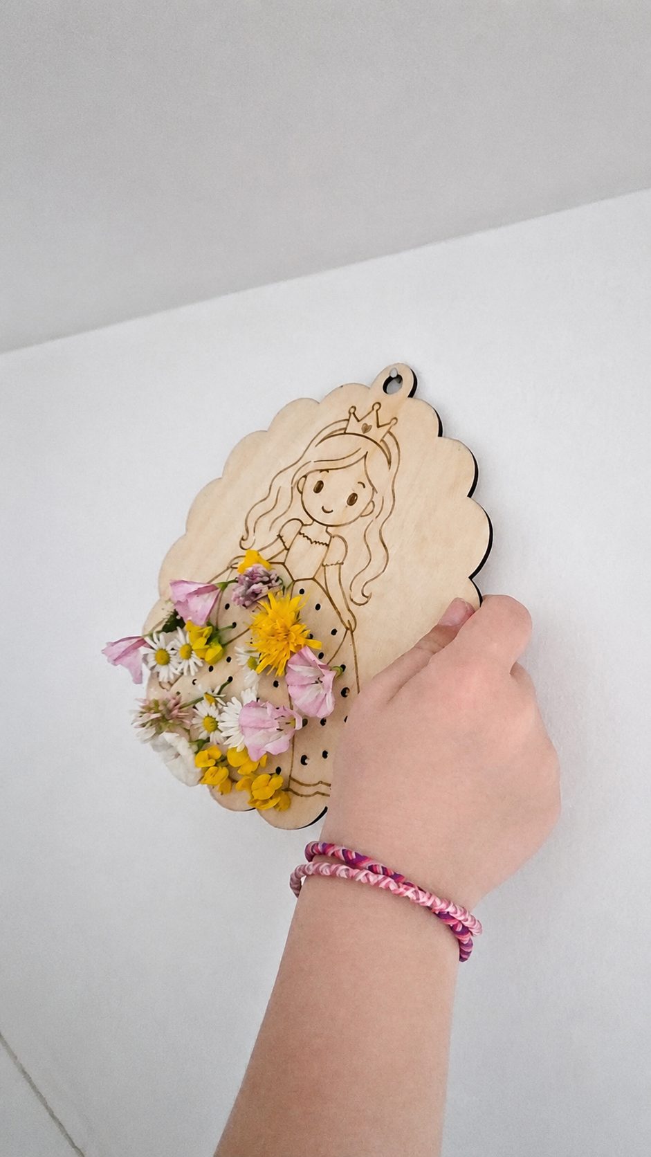 Gros plan du tableau Princesse fini, garni de fleurs