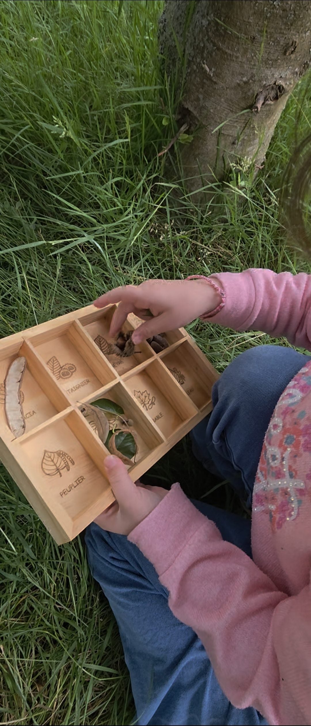 Votre enfant part à la chasse aux trésors avec sa boîte